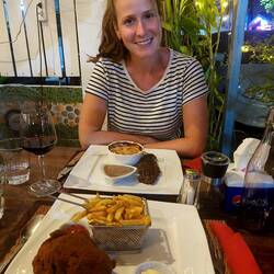 Wir haben uns nach langer Zeit wiedermal ein Cordon bleu, Steak und Rotwein gegönnt. Gaumenschmaus🤤