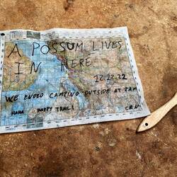 Message vu dans une cabane sommaire!