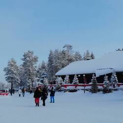 Im Weihnachtsmanndorf