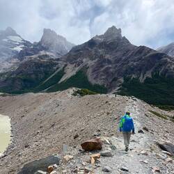 Wir wandern den Grat oberhalb des Gletschersees entlang.