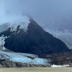 Der Torre-Gletscher kalbt in die Lagune.