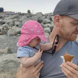 Oh, Papa guckt gerade nicht hin, dann schnappe ich mir Mal seine Sonnenbrille.