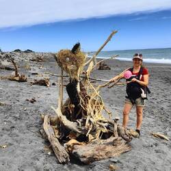 Mit gebastelten Kunstwerken aus angeschwemmten Stöcken.