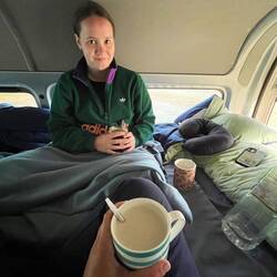 Chai Latte zum Aufwärmen im Van