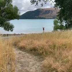 Jannek kämpft mit dem steinigen Untergrund😄