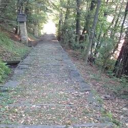 einen Kreuzgang hinunter nach Tesserete