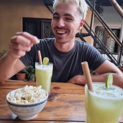 Lemonana mit Popcorn und Bambushalm wie toll!