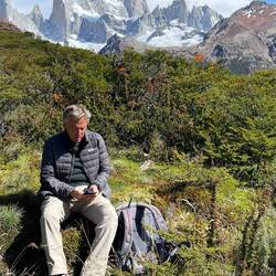 Kurze Rast an einem kleinen Fluss