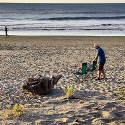 Und wie süß. Ein altes Ehepaar genießt es auch mit zwei Gläsern Wein :)