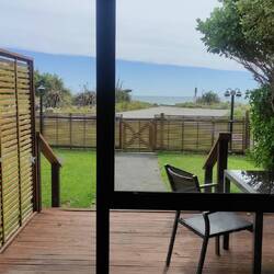 Schöne Aussicht auf das Meer mit direktem Strandzugang.