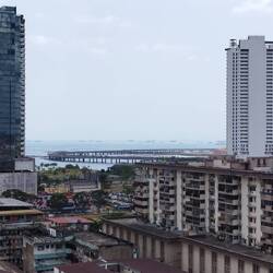 Am Horizont sieht man die großen Ozeanriesen, die auf die Durchfahrt in den Kanal warten.
