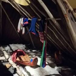 Babywiege im Samizelt