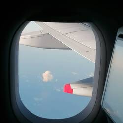Wir hatten leider keinen Platz direkt am Fenster. 💺✈️☁️🤷