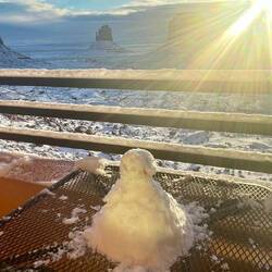 Sunrays, snow, monument valley and a snow man