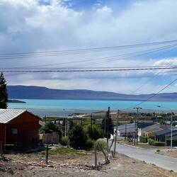 Unsere Ferienwohnung liegt oberhalb des Lago Argentino. Wir sehen gut auf den See.