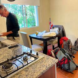 Martin inspiziert schon mal die Küche.