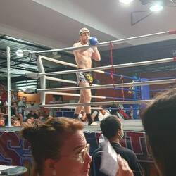 Vor dem Kampf schritten die Thaiboxer erst einmal den Ring ab