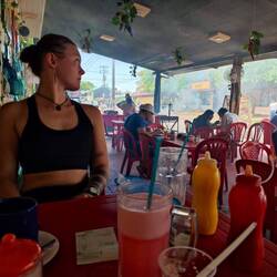 kolumbianisches Frühstück, bei dem nicht nur das Essen geräuchert wird