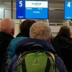 Warten am Abfertigungsschalter
