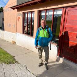 Kurz vor unserem Apartment laufen wir an einem Friseurladen vorbei. Gladys hat 1 Std. später Zeit.