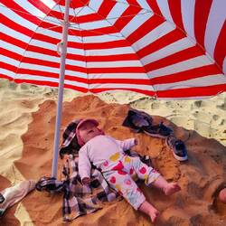 Marie hat den Strand gefeiert und vergnügt gequikt! :)