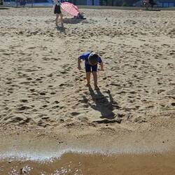 Mats fand den Wind nicht so doll. Er dacht durch diese Haltung bekäme er keinen Sand ab....