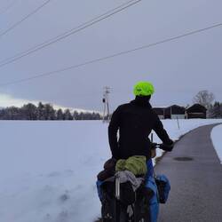 Durch die Winterlandschaft Richtung Hof bei Salzburg