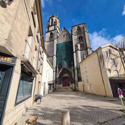 Stiftskirche eingemauert in neuzeitliche Gebäude