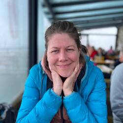 Essen im Wintergarten der Hütte