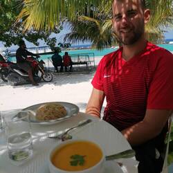 📍DFC Restaurant, Dharavandhoo, Maledives 🇲🇻 Endlich essen, nach einer Stunde Wartezeit. 🤷😋