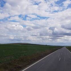 Riesige Ebenen, von Bergen umrundet