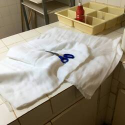 Geen steriele gaasjes meer? Dan maar tussendoor gaasjes knippen en nadien steriliseren.