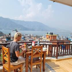 Shoppingausbeute beim Frühstück mit Ausblick