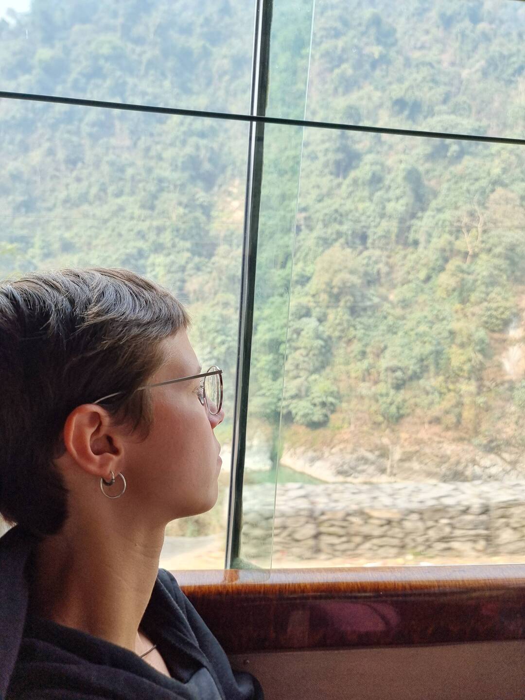 Sarah auf jeder Busfahrt: stumm, übel, konzentriert abwesend