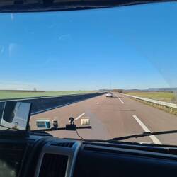 Blauer Himmel, leere Autobahn
