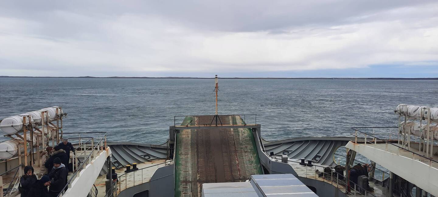 D Busfahrt nach Ushuaia wo dür Chile gange isch u mitere Fähre überne Fluss