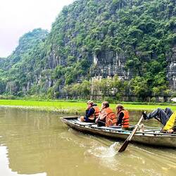 Balade dans la vallée de Tam Coc avec un pagayeur à la jambe