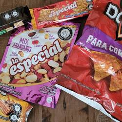 Leckeres Frühstück mit dem Besten, was das Süssigkeitenregal des Supermarktes in Santa Marta hergab.