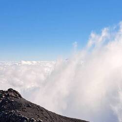 Im Hintergrund erkennt man noch den andern Vulkan. Die Wolken scheinen uns folgen zu wollen.
