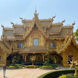 1 der 3 goldene Toilettenhäuser 😂