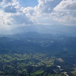 Anflug auf das im Dschungel liegende Medellín