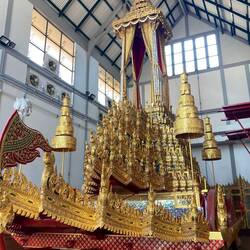 Streitwagen zum Tramsport königlicher Urnen