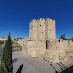 Torre De Calahorra with the Roman bridge behind it