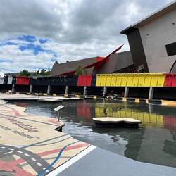 Auf dem Hof des National Museum of Australia