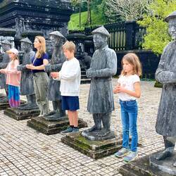 Devant le tombeau de l'empereur Khai Ding