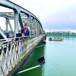 Pont Truong Tien et rivière des parfums