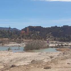 Blick vom Campingplatz auf das Oued Tata