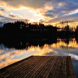 Sonnenuntergang am Campingplatz am See.