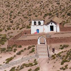 Kirche, in einer der kleinen Siedlungen auf dem Weg.