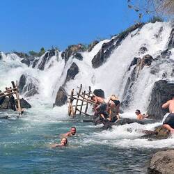 Badespass am Wasserfall 🩳👙☀️😄